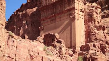 Petra 'daki Uneishu Mezarı - Ürdün Haşim Krallığı' nın antik tarihi ve arkeolojik kaya kesimi şehri. UNESCO dünya mirası sahası