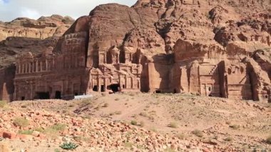 Petra - Ürdün Haşim Krallığı 'nın tarihi ve arkeolojik kaya kesimi şehri. Kraliyet Mezarları 'nın genel görünümü, soldan sağa - Saray Mezarı, Korint Mezarı, İpek Mezarı ve Vazo Mezarı