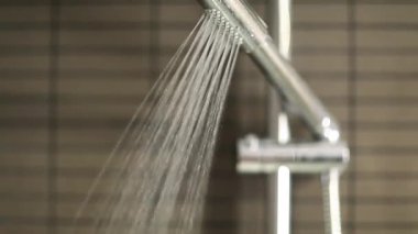 Duş başlığından su püskürtüyor. Banyoda duş başlığı. Duş başlığından su fışkırıyor.