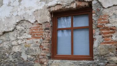Venedik körü olan yeni pencereli eski bir bina. Harap olmuş tuğla ev duvarı