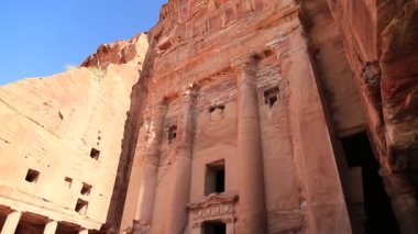 Petra - Ürdün Haşim Krallığı 'nın tarihi ve arkeolojik kaya kesimi şehri. Ürdün 'deki antik Petra kenti, Kraliyet Mezarları' nın Vazo Mezarlığı cephesi