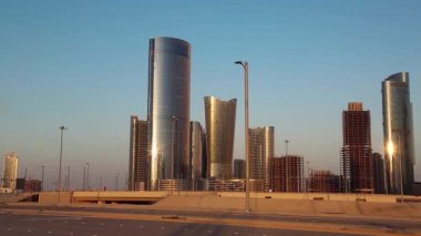 Abu Dabi, Birleşik Arap Emirlikleri 'ndeki Al Reem Adası' ndaki Işıklar Şehri. Abu Dabi - Dubai 'den sonra Birleşik Arap Emirlikleri' nin başkenti ve başkenti Abu Dabi Emirliği 'nin ikinci büyük şehri.