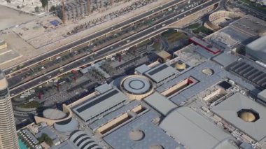 Dubai Alışveriş Merkezi 'nin en üst manzarası ve Burj Khalifa megatall' ın 124. Katından, Dubai, Birleşik Arap Emirlikleri 'ndeki gökdelenden yol.