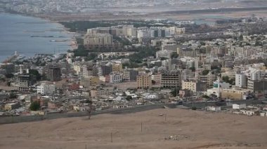 Ürdün 'deki Akabe şehri ve İsrail' deki Eilat şehri. Ürdün 'ün Akabe şehrindeki dağdan manzara. Bir video klipte iki şehir ve iki ülke