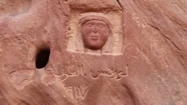 Ürdün 'deki Wadi Rum Çölü' nde Arabistanlı Lawrence 'ın kafasının kaya oyması. Wadi Rum (ayrıca Ay Vadisi olarak da bilinir) Ürdün 'ün kum, kum taşı ve granit kayalardan oluşan en büyük vadisidir.