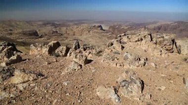 Ürdün 'deki taşlı çöl manzarası, polarizasyon filtresi olan kamera merceği. Ürdün Haşim Krallığı 'ndaki Wadi Sabra çölünün güzel manzarası.