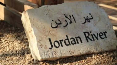Jordan Nehri. İsa Mesih 'in tarihi vaftiz yeri. Al-Maghtas, Ürdün Nehri 'nin doğu kıyısında, Ürdün' ün Ötesindeki Vaftiz Alanı Bethany olarak bilinen bir arkeolojik dünya mirası alanı.