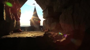 Batı Ukrayna 'nın tarihi Podolia bölgesi Kamianets-Podilskyi' de yer alan eski Rutenya-Litvanya şatosu ve daha sonra Polonya kalesinin kayan fotoğrafı.