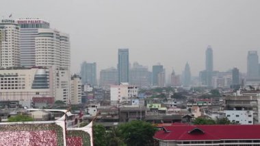 THAILAND, BANGKOK, 12 Nisan 2014: Tayland şehir merkezi Bangkok Panoraması. Altın Dağ manzaralı, Wat Saket