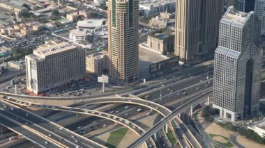 BAE, DUBAI, 31 HAZİRAN 2016: Dubai şehir trafiği, Birleşik Arap Emirlikleri. Şeyh Zayed yolu Dubai 'deki Burj Halife gökdeleninin 124. katından görülüyor. Şu anda dünyanın en yüksek binası.