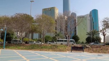 BAE, ABU DHABI, 4 Şubat 2016: Abu Dabi - Birleşik Arap Emirlikleri 'nin başkenti. Abu-Dabi - Dubai 'den sonra Birleşik Arap Emirlikleri' nin en kalabalık ikinci şehri ve Abu Dabi emirliğinin başkenti. Korniş