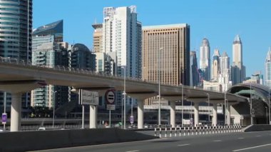 Birleşik Arap Emirlikleri, Dubai, 1 Şubat 2016: Dubai Marina trafik, Birleşik Arap Emirlikleri. Dubai Yat Limanı - kalp ne bölgesinde yeni Dubai bilinir hale geldi. Dubai Yat Limanı - dünyanın en büyük insan yapımı marina