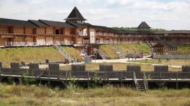 UKRAINE, KIEV REGION, KOPACHIV VILLAGE, AĞUSTOS 14, 2016: Kopachiv köyündeki Kyivan Rus parkındaki kale, antik Kiev 'in tarihi yeniden inşaatı, ahşap kale