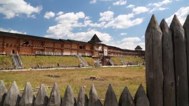 UKRAINE, KIEV REGION, KOPACHIV VILLAGE, AĞUSTOS 14, 2016: Kopachiv köyündeki Kyivan Rus parkındaki kale, antik Kiev 'in tarihi yeniden inşaatı, ahşap kale