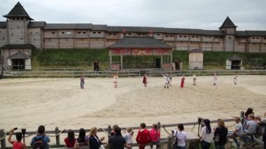 UKRAINE, KIEV REGION, KOPACHIV VILLAGE, 14 AĞUSTOS 2016: Kopachiv köyündeki Kyivan Rus parkında kültür ve eğlence festivalinde insanlar, antik Kiev 'in tarihi yeniden inşası, arenada aktörler