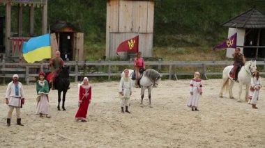 UKRAINE, KIEV REGION, KOPACHIV VILLAGE, 14 AĞUSTOS 2016: Kopachiv köyündeki Kyivan Rus parkında kültür ve eğlence festivalinde insanlar, antik Kiev 'in tarihi yeniden inşası, arenada aktörler
