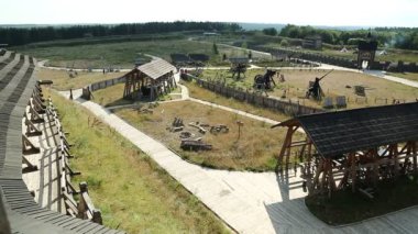 UKRAINE, KIEV REGION, KOPACHIV VILLAGE, AĞUSTOS 14, 2016: Kopachiv köyündeki Kyivan Rus parkı, antik Kiev 'in tarihi yeniden inşası, ahşap kaleden manzara