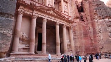 JORDAN, PETRA, 5 Aralık 2016: Ürdün Haşim Krallığı 'nın tarihi ve arkeolojik kenti olan Raqmu olarak bilinen antik Petra' daki El Khazneh veya Hazine yakınları