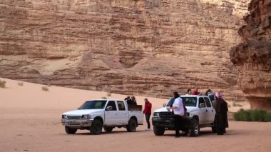 JORDAN, WADI RUM DESERT, 6 ARALIK 2016: Ürdün Haşim Krallığı Wadi Rum Çölü 'nde cip turu. Wadi Rum, ayrıca Ay Vadisi olarak da bilinir, Ürdün 'ün en büyük ve pitoresk çölüdür.