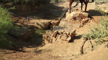 JORDAN, JORDAN RIVER, AL-MAGHTAS, 8 ARALIK 2016: Ürdün 'de İsa' nın vaftiz edildiği tarihi yer. Al-Maghtas, Ürdün Nehri 'nin doğu kıyısında bir arkeolojik dünya mirası sahası.