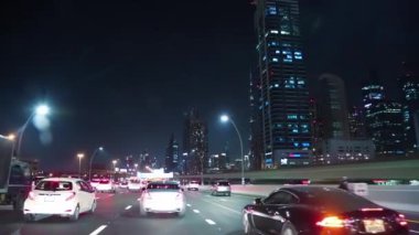 BAE, DUBAI, 1 Şubat 2016: Dubai 'deki Şeyh Zayed yolu boyunca akşam trafiği. Dubai Birleşik Arap Emirlikleri 'nde bir şehir ve emirliktir.