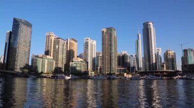 BAE, DUBAI, FEBRUARY 5, 2016: Dubai Marina, Birleşik Arap Emirlikleri. Dubai Marina, dünyanın en büyük insan yapımı marinası. Dubai Marina, Basra Körfezi 'nin 3 km' lik bir kıyı şeridi boyunca oyulmuş bir kanal kentidir.