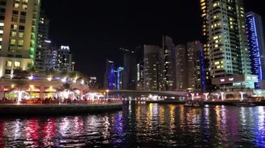 Birleşik Arap Emirlikleri, Dubai, 6 Şubat 2016: İnsanlar sahildeki, gece Dubai Marina, Birleşik Arap Emirlikleri. Dubai Yat Limanı Dubai ve yapay kanal dünyanın en büyük insan yapımı Yat Limanı kuzeyinde