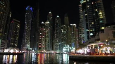 Birleşik Arap Emirlikleri, Dubai, 6 Şubat 2016: İnsanlar sahildeki, gece Dubai Marina, Birleşik Arap Emirlikleri. Dubai Yat Limanı Dubai ve yapay kanal dünyanın en büyük insan yapımı Yat Limanı kuzeyinde