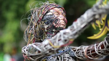 UKRAINE, KIEV, AĞUSTOS 17, 2016: Elektrik kabloları ve elektronik cihazlardan yapılmış kadın heykeli