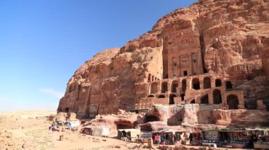 JORDAN, PETRA, 12 ARALIK 2016: Ürdün 'deki antik Petra kenti, Kraliyet Mezarları' nın Vazo Mezarlığı yakınındaki insanlar. Petra - Ürdün Haşim Krallığı 'nın tarihi ve arkeolojik kaya kesimi şehri