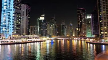 Dubai Marina, Birleşik Arap Emirlikleri. Dubai Marina, dünyanın en büyük insan yapımı marinası. Dubai Marina, İran Körfezi 'nin 3 km' lik kıyı şeridi boyunca oyulmuş bir kanal kentidir.