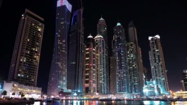 Dubai Marina, Birleşik Arap Emirlikleri. Dubai Marina, dünyanın en büyük insan yapımı marinası. Dubai Marina, İran Körfezi 'nin 3 km' lik kıyı şeridi boyunca oyulmuş bir kanal kentidir.