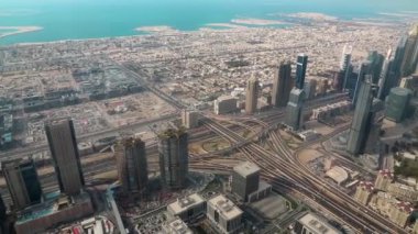 Dubai şehir merkezi ve Basra Körfezi, Birleşik Arap Emirlikleri. Sheikh Zayed yolundaki gökdelenlerin, finans bölgesinin ve Basra Körfezi 'nin Dubai' deki 124. Burç Halife megatall gökdeleninin manzarası