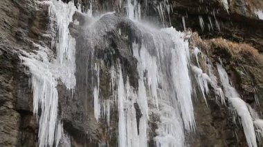 Batı Ukrayna 'daki Kamianets-Podilskyi şehrinde güzel donmuş şelale.