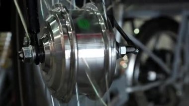 Şehir bisikleti için dönen elektrikli tekerlek. Bisiklet elektrikli tekerleği