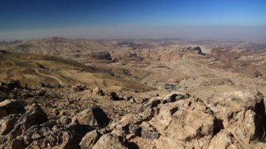 Ürdün Haşim Krallığı 'ndaki Wadi Sabra çölünün güzel manzarası. Ürdün 'deki taşlı çöl manzarası, polarizasyon filtresi olan kamera merceği.