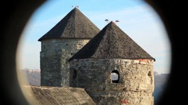 Eski Rutenya-Litvanya şatosu ve daha sonra Ukrayna 'nın tarihi Podolia bölgesinde tarihi Kamianets-Podilskyi kentinde bulunan Polonya kalesi. Diğer kuledeki yuvarlak pencereden iki kuleye bak