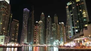 Dubai Marina gece zoom 'u, Birleşik Arap Emirlikleri. Dubai Marina, dünyanın en büyük insan yapımı marinası. Dubai Marina - Kanal kenti, İran Körfezi 'nin 3 km' lik kıyı şeridi boyunca oyulmuş, BAE