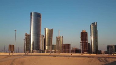 Abu Dabi, Birleşik Arap Emirlikleri 'ndeki Al Reem Adası' ndaki Işıklar Şehri. Abu Dabi - Dubai 'den sonra, BAE' nin başkenti ve başkenti Abu Dabi emirliğinin ikinci en kalabalık şehri.