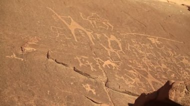 Antik kaya resimleri, Ürdün 'ün Haşim Krallığı Wadi Rum çölündeki kayalarda insan ve develeri tasvir eden petroglifler.