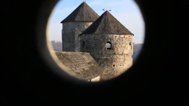 Eski Rutenya-Litvanya şatosu ve daha sonra Ukrayna 'nın tarihi Podolia bölgesinde tarihi Kamianets-Podilskyi kentinde bulunan Polonya kalesi. Diğer kuledeki yuvarlak pencereden iki kuleye bak