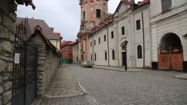 Batı Ukrayna 'nın Podolia bölgesindeki Kamianets-Podilskyi şehrinde yenilenen Dominik sokak ve kilisesi