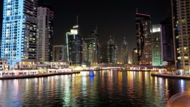 UHD 4K Dubai Marina, Birleşik Arap Emirlikleri. Dubai Marina, dünyanın en büyük insan yapımı marinası. Dubai Marina, Basra Körfezi 'nin 3 km' lik bir kıyı şeridi boyunca oyulmuş bir kanal kentidir.
