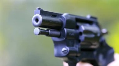 Silahtan beş el ateş edilmiş. Adam tabancayla ateş ediyor, ses ile video çekiyor. Adam horozlanıyor ve ateş ediyor. Siyah silahlı adam, horozu kaldır, horozu çek, kapat