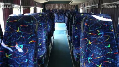 Otobüste boş koltuklar. Mavi koltuklu bir otobüs. Minibüsün içi boş