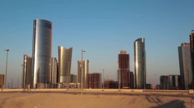 Abu Dabi, Birleşik Arap Emirlikleri 'ndeki Al Reem Adası' ndaki Işıklar Şehri. Abu Dabi - Dubai 'den sonra, BAE' nin başkenti ve başkenti Abu Dabi emirliğinin ikinci en kalabalık şehri.