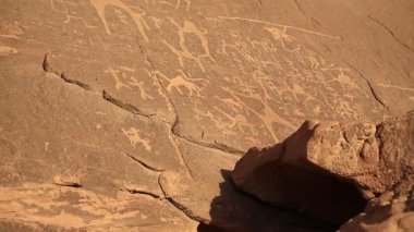 Antik kaya resimleri, Ürdün 'ün Haşim Krallığı Wadi Rum çölündeki kayalarda insan ve develeri tasvir eden petroglifler.
