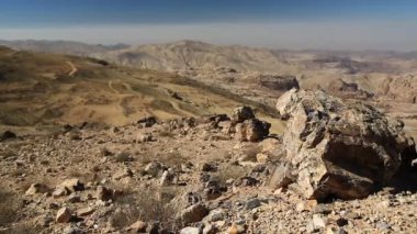 Ürdün Haşim Krallığı 'ndaki Wadi Sabra çölünün güzel manzarası. Ürdün 'deki taşlı çöl manzarası, polarizasyon filtresi olan kamera merceği.