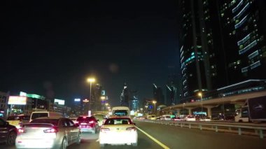 BAE, DUBAI, 1 Şubat 2016: Dubai 'deki Şeyh Zayed yolu boyunca akşam trafiği. Dubai Birleşik Arap Emirlikleri 'nde bir şehir ve emirliktir.