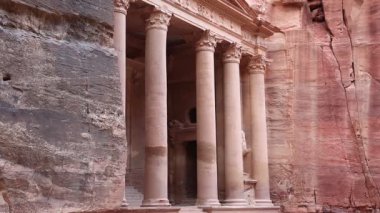 El Hazine veya Hazine - Yunanistan 'ın antik Petra dönemine ait Nabataealılar tarafından Raqmu olarak bilinen Nabatean kaya kesimli tapınağı - Ürdün Haşim Krallığı' nın tarihi ve arkeolojik kenti